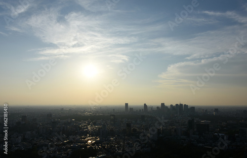 青空と太陽と雲・東京都市景観（新宿方面などを望む）