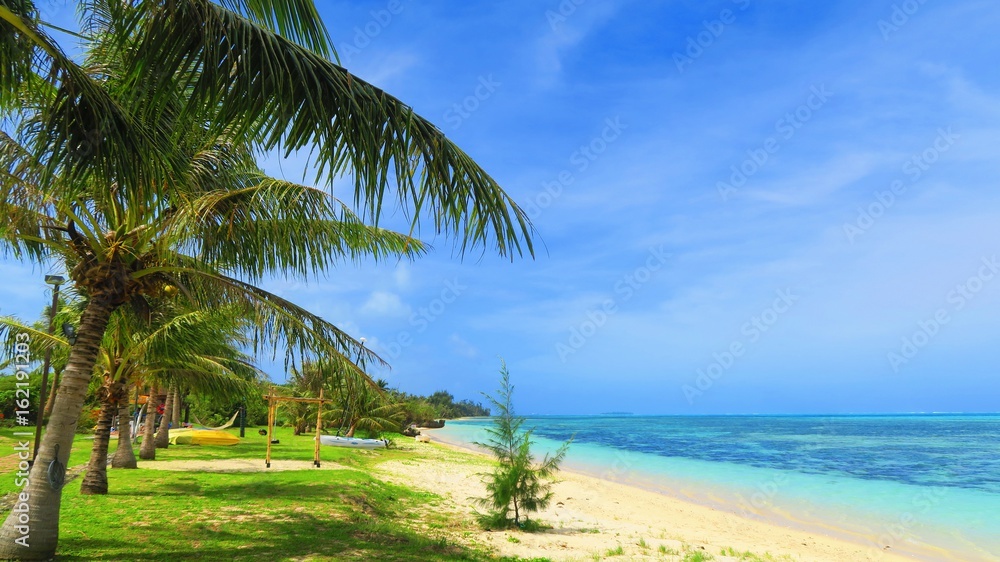Fototapeta premium 誰もいない、南の楽園 ビーチ