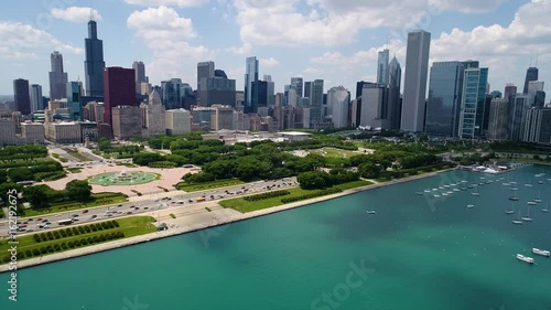 Chicago skyline with a beautiful overlook of Grant Park 