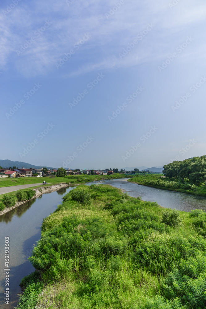 Fototapeta premium 夏の魚野川の風景