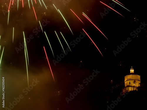 Fuochi artificiali nella notte a Torino per la festa di San Giovanni