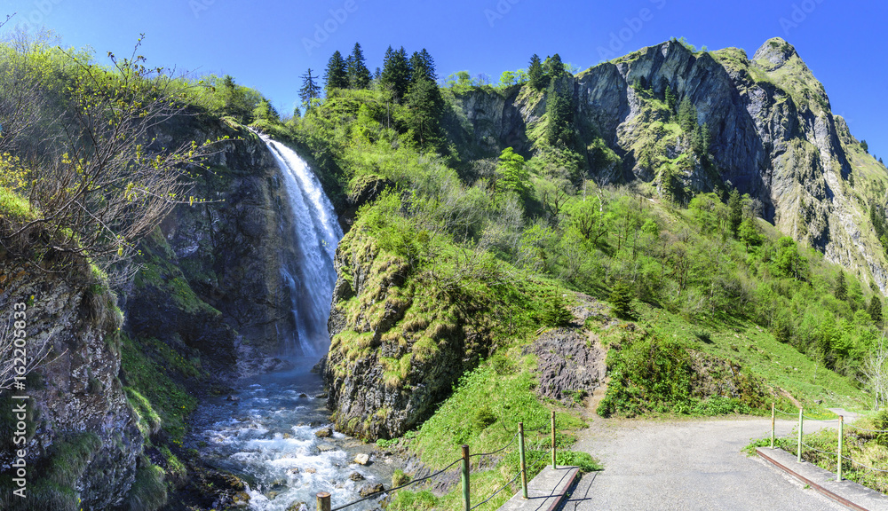 Obraz premium spektakulärer Wasserfall im Oytal im Oberallgäu