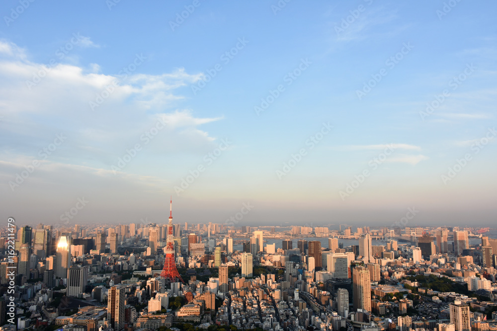 青空と雲と太陽の光を浴びるビル、日本の東京都市景観（港区や江東区方面などを望む）