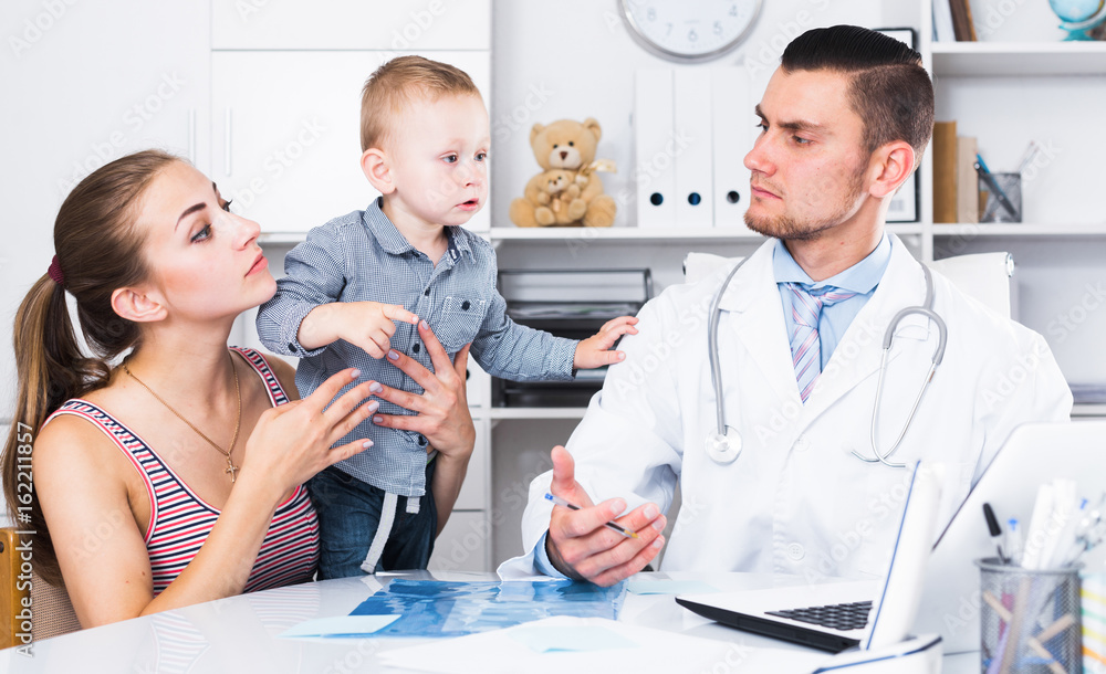 Obraz premium Adult male doctor leading medical appointment