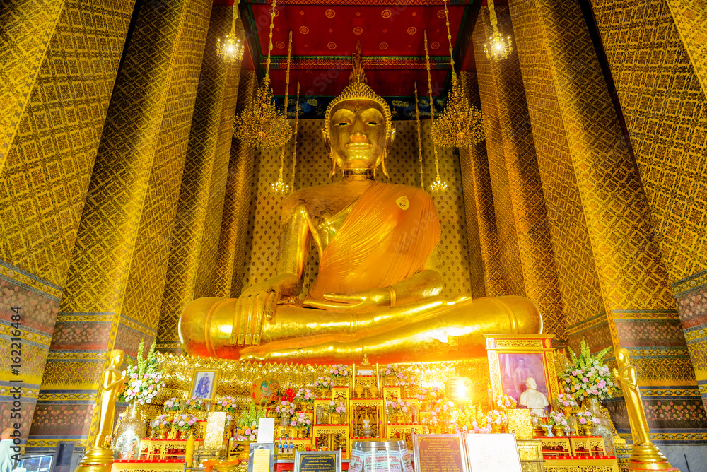 Fototapeta premium The Principal Golden Buddha statue in the chapel of Wat Kalayanamit temple. Main temple of thailand