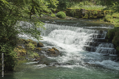 Wasserfall bei der Quelle des Flusses "Loue" bei Ouhans, Jura, Frankreich