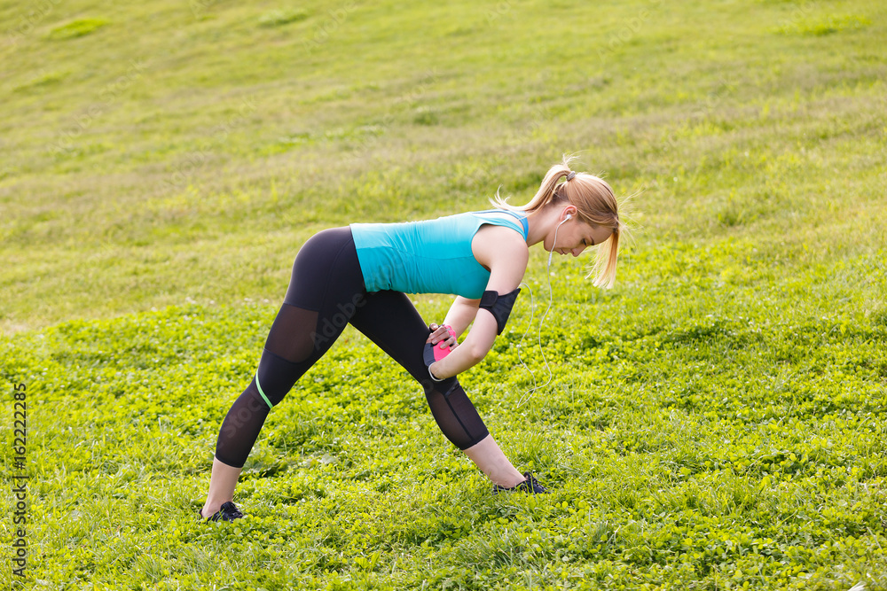 Φωτογραφία Athletic young fitness woman in sports wear doing fitness exercise outdoors