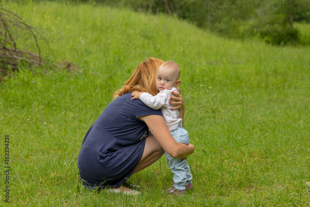 Fototapeta premium Baby girl embrassing her mother for protection