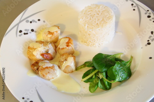 Assiette de noix de Saint Jacques poêlées et riz