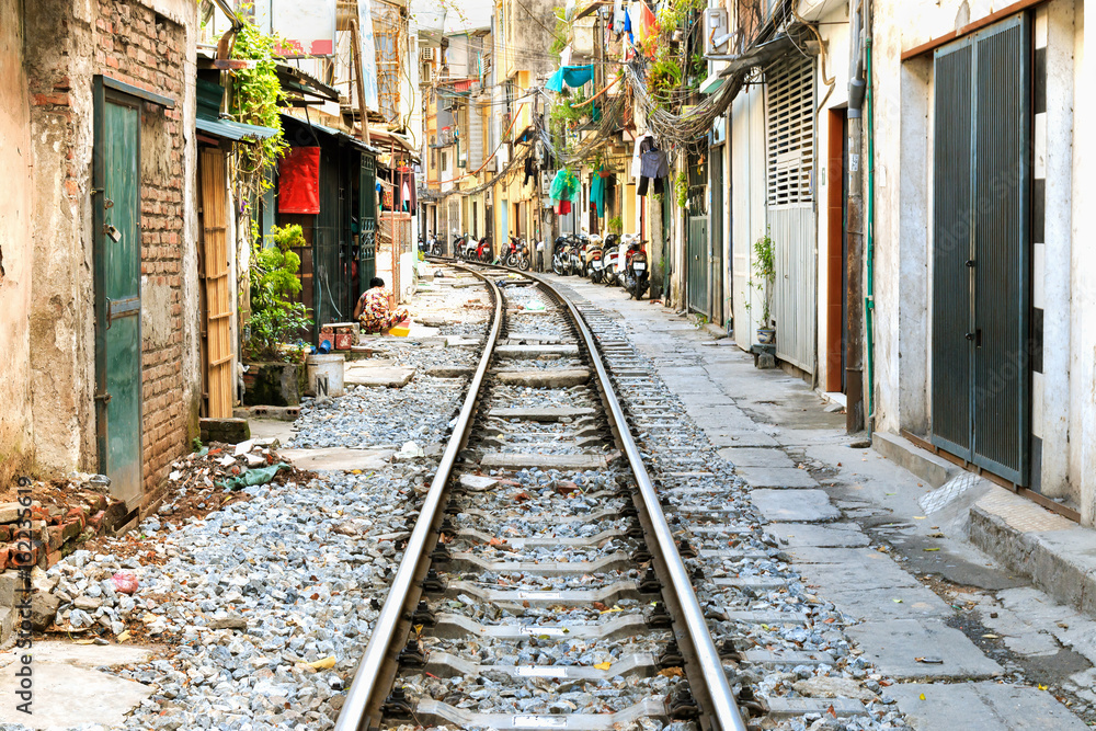 Fototapeta premium Hanoi Alley and Train Tracks - Vietnam