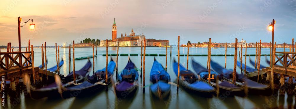 Fototapeta premium Tradycyjne gondole z kościołem San Giorgio Maggiore, San Marco, Wenecja, Włochy