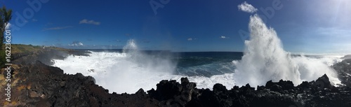 Immenses vagues déferlantes à l'ile de la Réunion