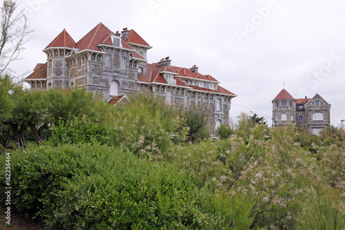 Obraz na płótnie elegant residences of biarritz w salonie
