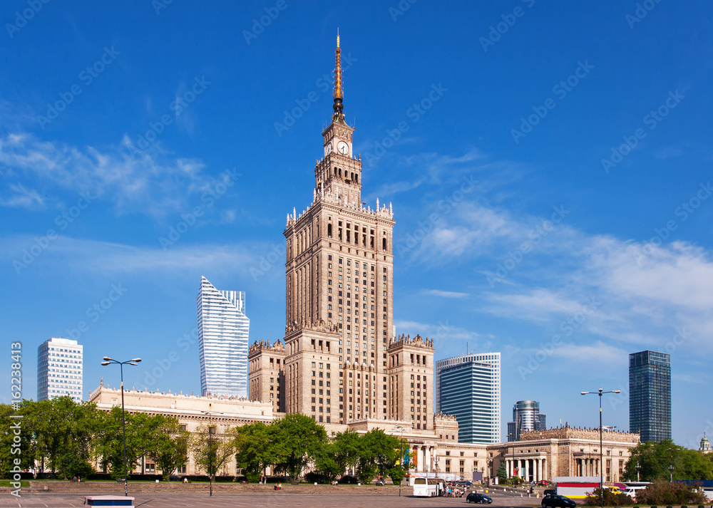 Obraz premium Centrum Warszawy z Pałacem Kultury i Nauki (PKiN), symbolem i symbolem stalinizmu i komunizmu oraz współczesnymi drapaczami chmur.