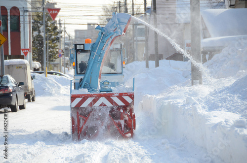 雪国で大活躍の小型ロータリー除雪車