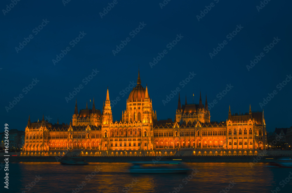 Naklejka premium Hungarian Parliament building at night