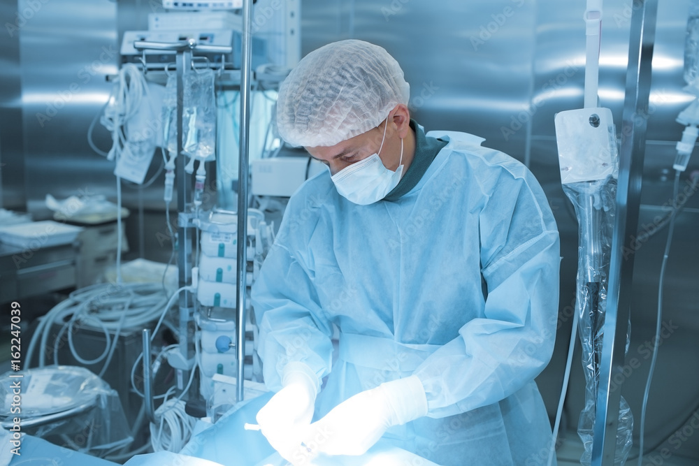 Naklejka premium Male doctor preparing to the surgery