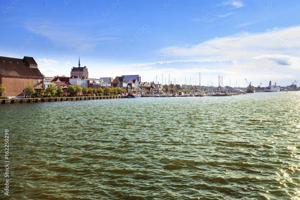 Blick von der Hafenmole über den Yachthafen auf Rostock