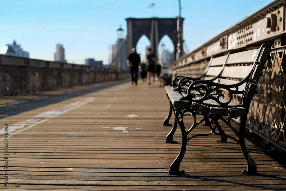 Naklejka premium Drewniana ławka na moście Brooklyn w Nowym Jorku