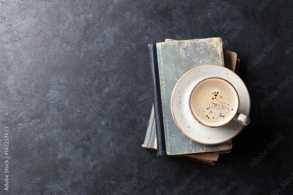 Naklejka premium Coffee cup over books