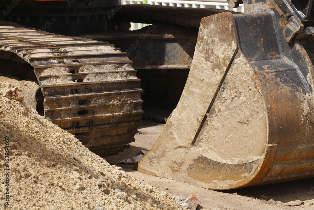 Bagger mit Baagerschaufel auf einer Baustelle Bagger mit Baagerschaufel auf einer Baustelle