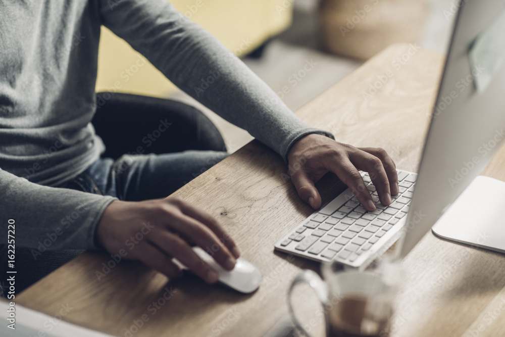 Obraz premium Unrecognizable Businessman Typing