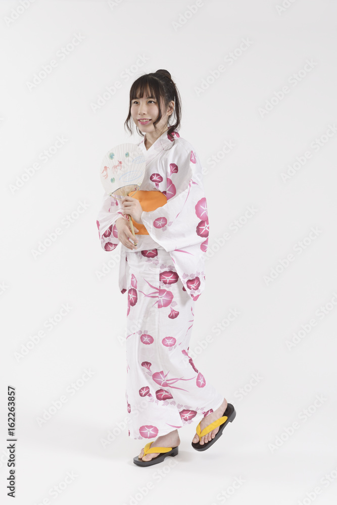 浴衣姿の若い女性