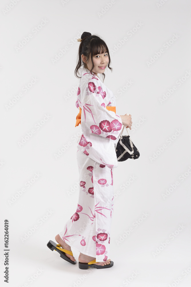 浴衣姿の若い女性 浴衣姿の若い女性