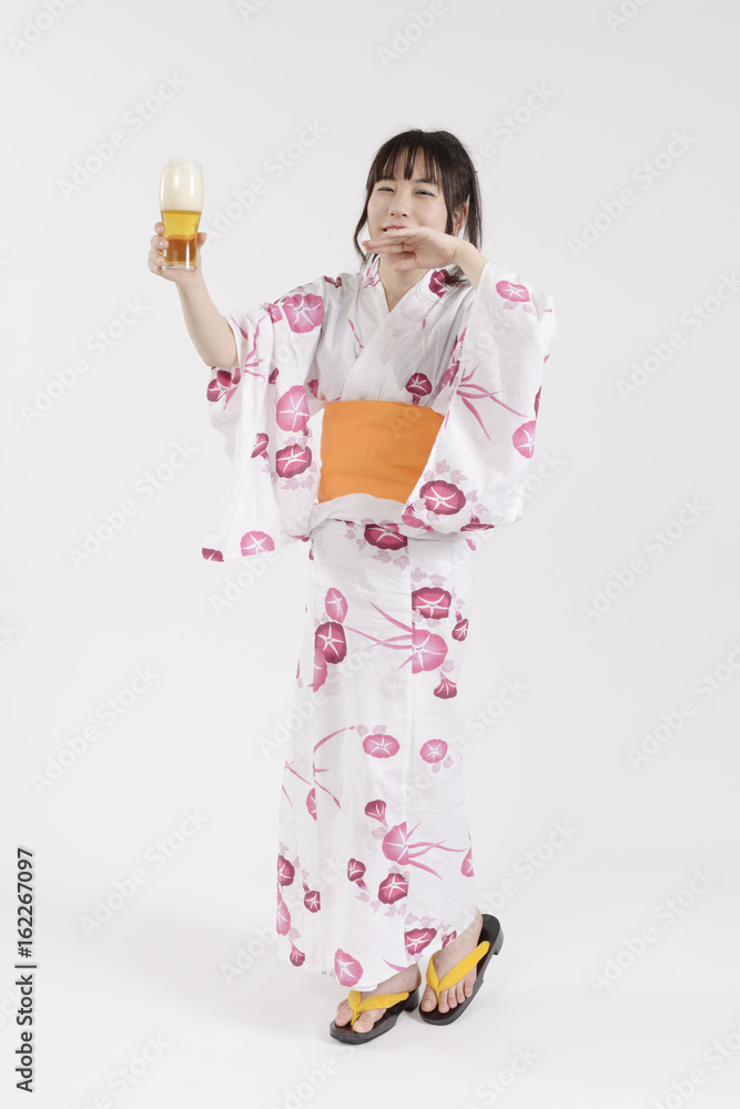ビールを持った浴衣姿の女性