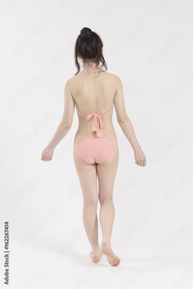 Obraz premium 水着姿の女性の後ろ姿