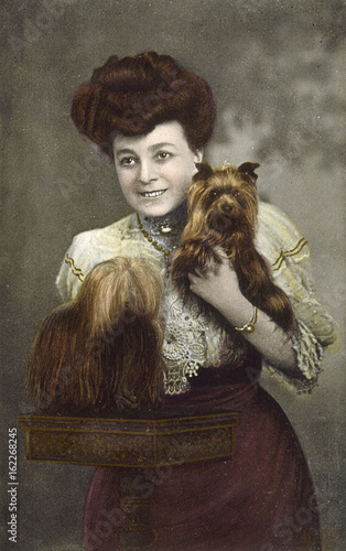 Vesta Tilley - Dogs. Date: 1907 photo