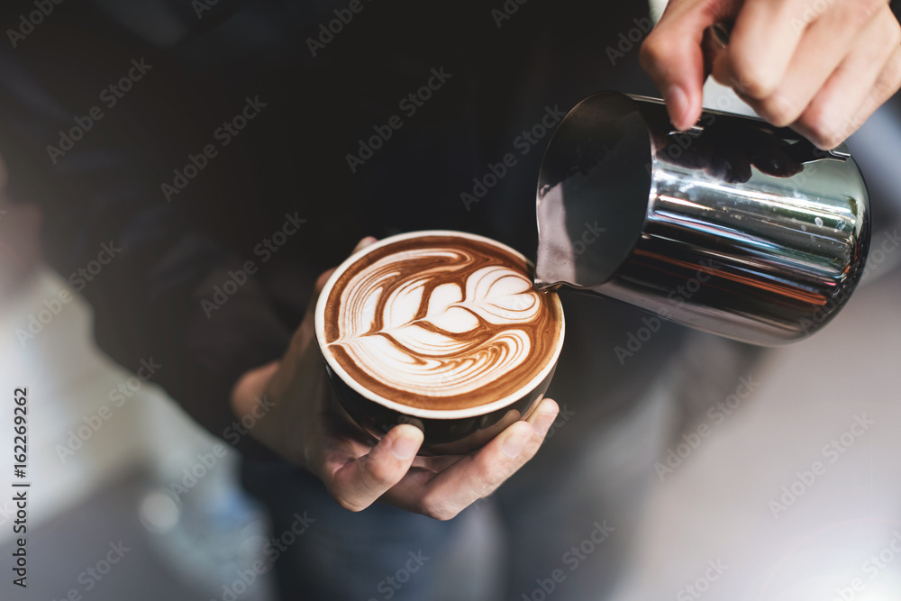 Fototapeta Barista zrobić kawę latte art