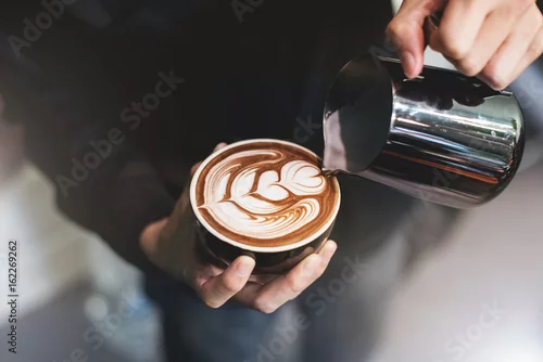 Obraz Barista robi filiżankę kawy latte art