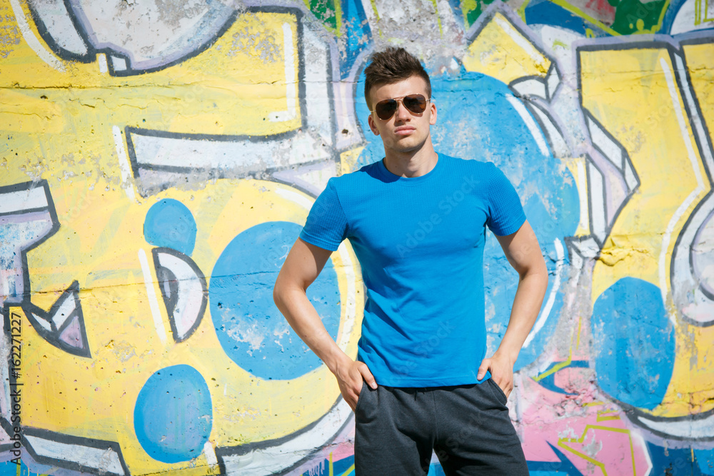 Obraz premium Młody atletyczny mężczyzna