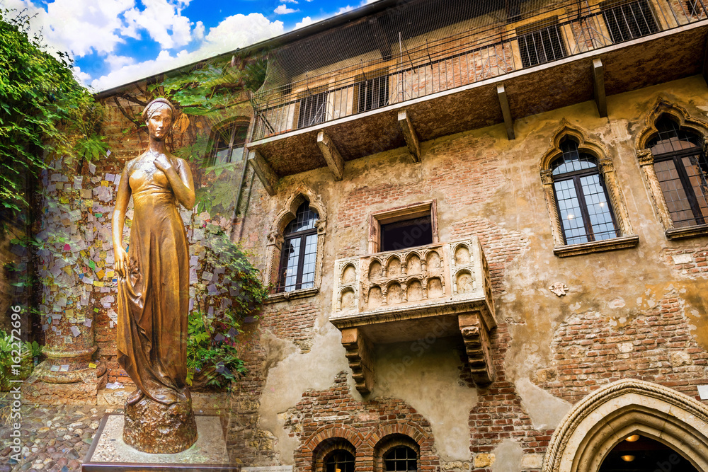 Fototapeta premium Kolaż zdjęć brązowego posągu Julii i balkonowej Julii we Włoszech