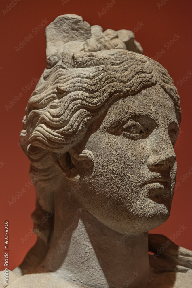 Obraz premium Portrait of beautiful goddess Venus realized in stone