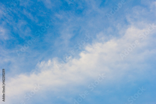 Nube alargada recortada contra el cielo azul.