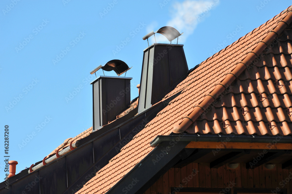 Schornstein mit Kupfer-Verkleidung auf einem Ziegeldach Schornstein mit Kupfer-Verkleidung auf einem Ziegeldach