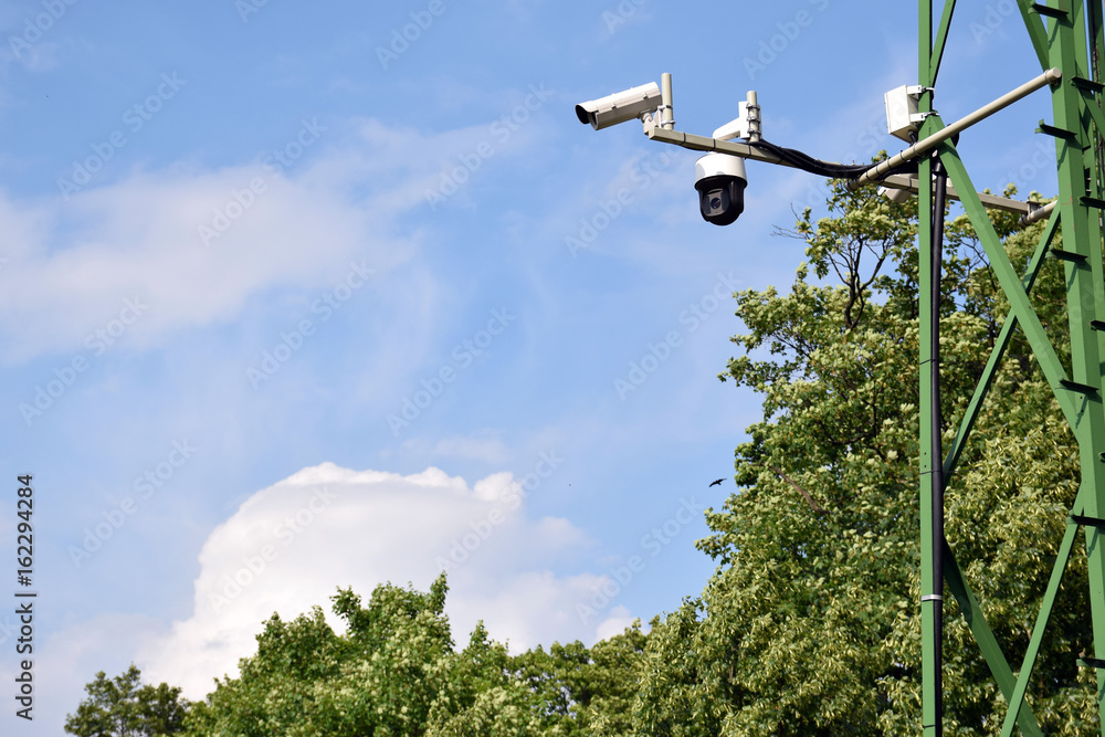 Profesjonalne kamery monitoringu CCTV na maszcie. Kamera obrotowa. - obrazy, fototapety, plakaty 