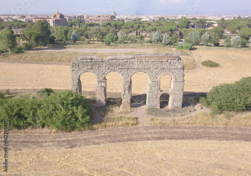 Vista aerea dei resti di un acquedotto romano nei pressi di Cinecittà nella città di Roma. photo