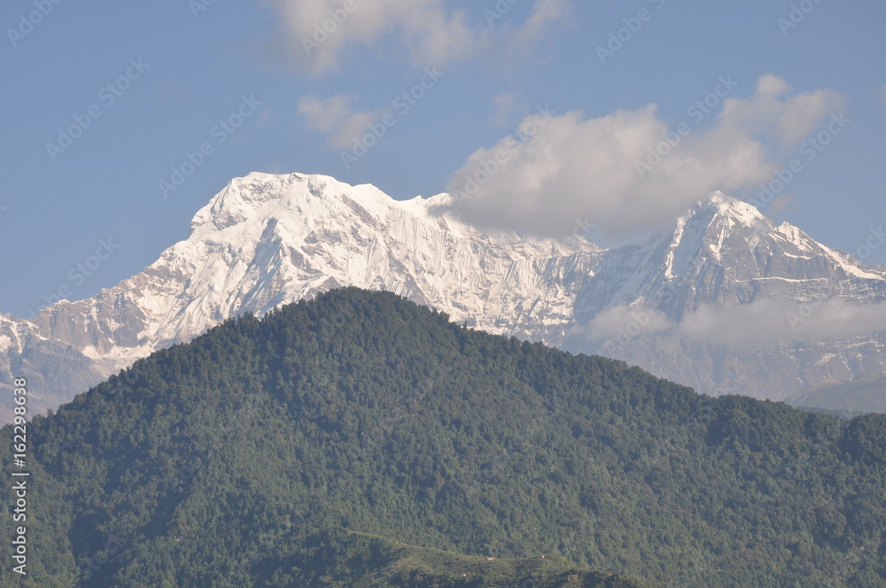 Picos nevados en el Himalaya