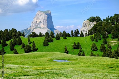Le Mont Aiguille et le Pas de l'Aiguille