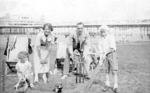 Obraz na plátne Family - Beach Cricket. Date: 1920s