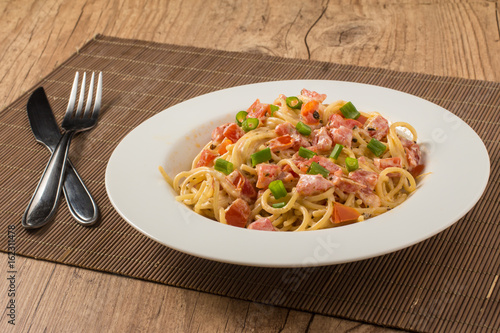 Spaghetti with diced tomatoes