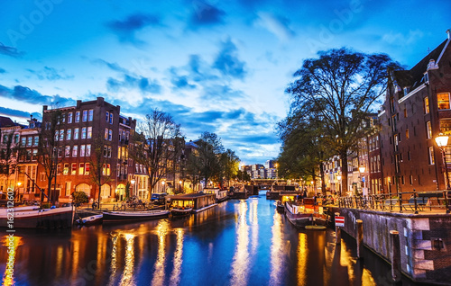 Canvas Print The most famous canals and embankments of Amsterdam city at night