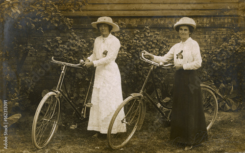 Tableau sur toile Two Ladies and Bikes. Date: early 20th century