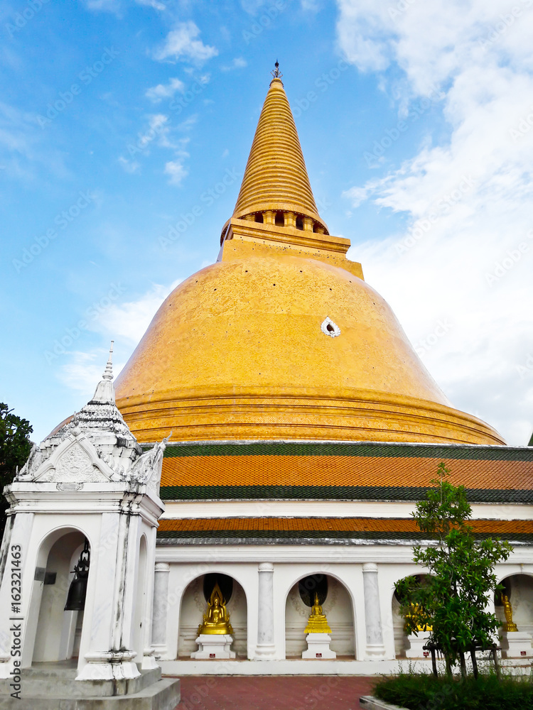 Phra Pathom Chedi, the tallest stupa in the world. It is located in the town of Nakhon Pathom, Thailand. Phra Pathom Chedi, the tallest stupa in the world. It is located in the town of Nakhon Pathom, Thailand.