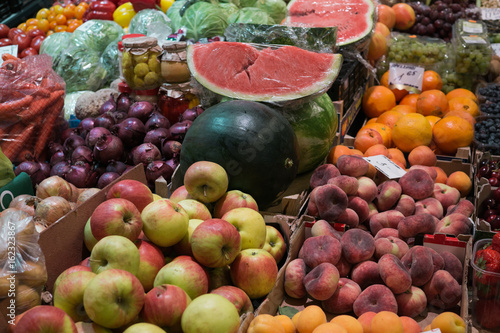 Fototapeta Naklejka Na Ścianę i Meble -  Decomposition for the sale of fresh fruit on the market.