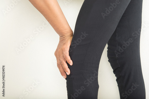 Knee pain in old women