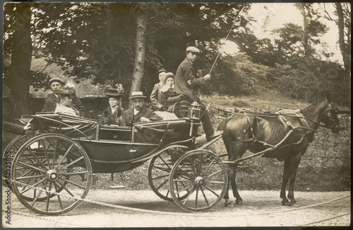 Carta da parati Family Carriage Outing. Date: early 20th century